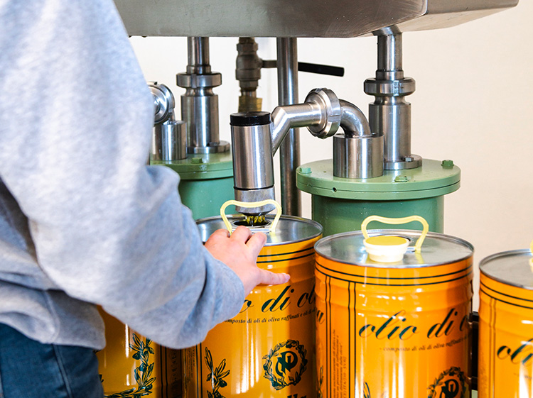 Oleificio Polla Nicolò - Cura nell'Imbottigliamento